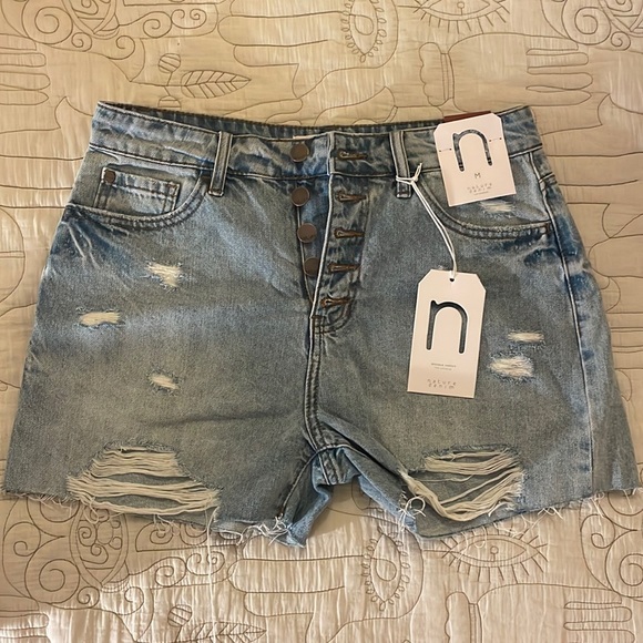 On the Fence Denim Shorts - Picture 5 of 8